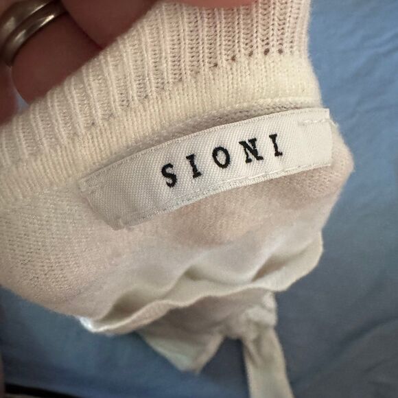 Ivory Sioni pullover with dreamy puffed lace sleeves - Picture 4 of 5